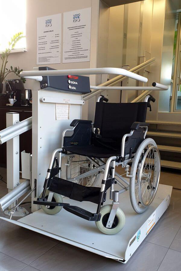 Winda dla osób niepełnosprawnych ułatwiająca wjazd do komory normobarycznej w osielsku OZN.